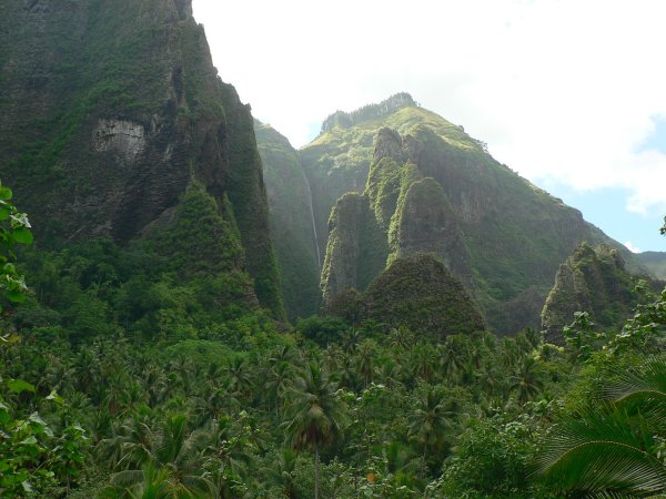 90- On commence a apercevoir la cascade de Hakaui 